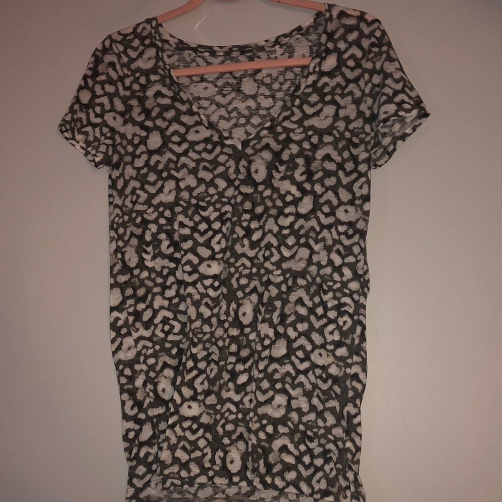 AMERICAN EAGLE Black and white printed V-neck tee.